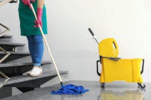 تمیز کردن راه پله
