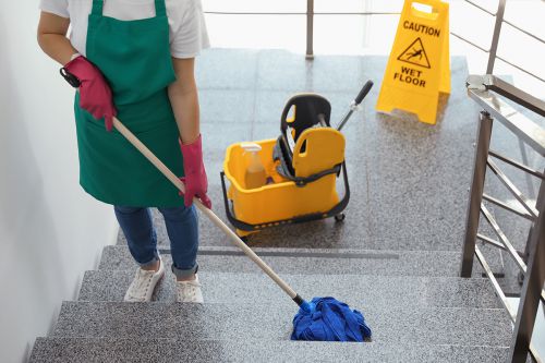 مواد شوینده و کارگر نظافتچی