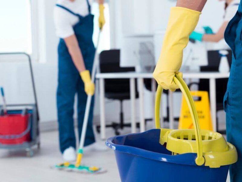 خانه‌تکانی چقدر آب می‌خورد؟ خدمات نظافت منزل 