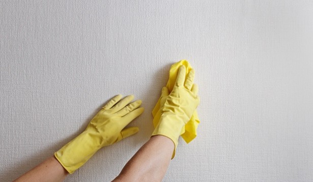 از بین بردن لکه های روی دیوار در پروسه شستشو منزل و نظافت منزل