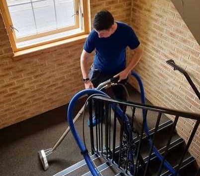 نظافتچی راه پله در تهران - نظافت راه پله - نظافت منزل - شرکت خدماتی نظافتی